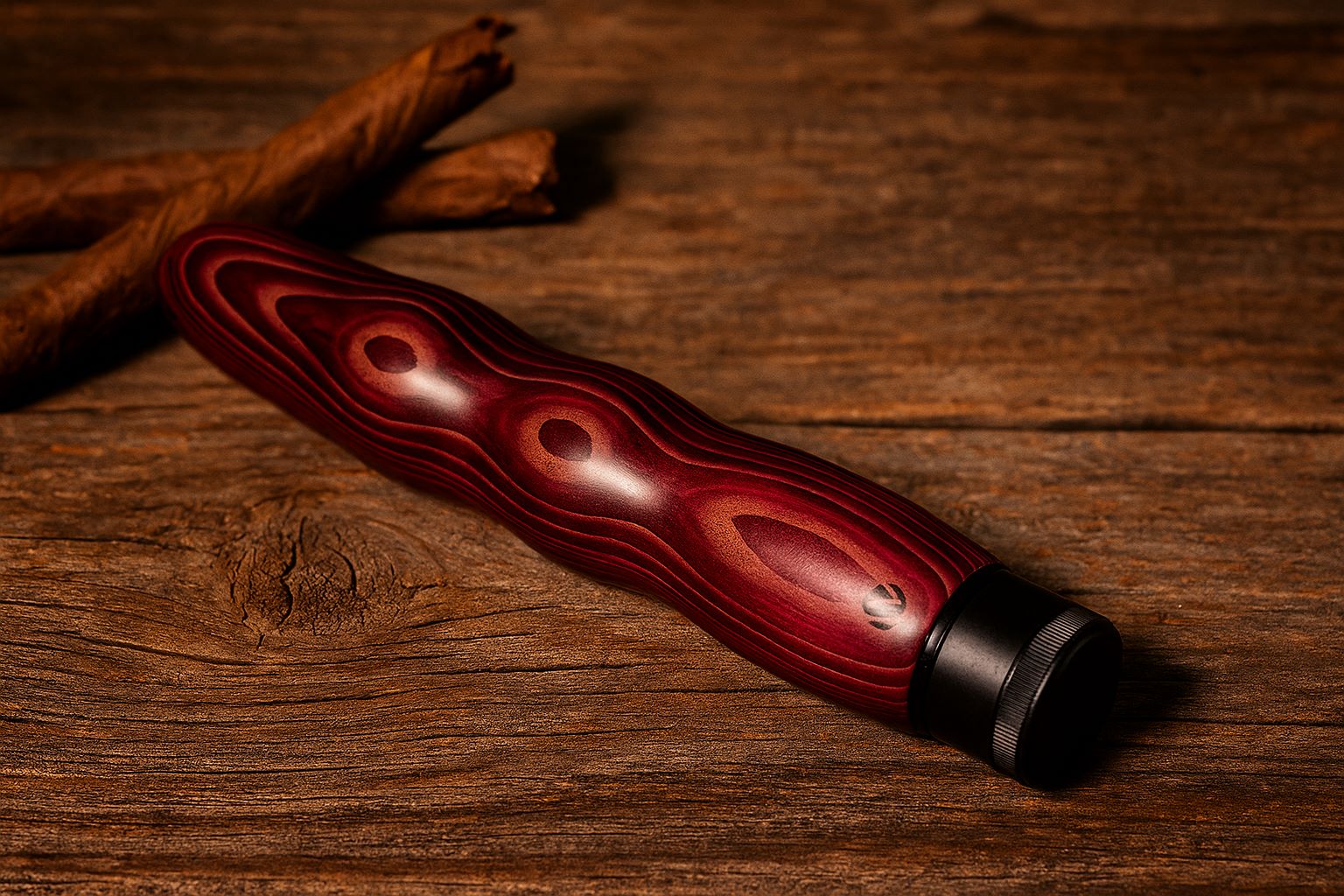 Auf einem Holztisch liegt ein Holzvibrator, in der Farbe kirschrot von der Firma Waldmichlsholdi. Modell Waldfee